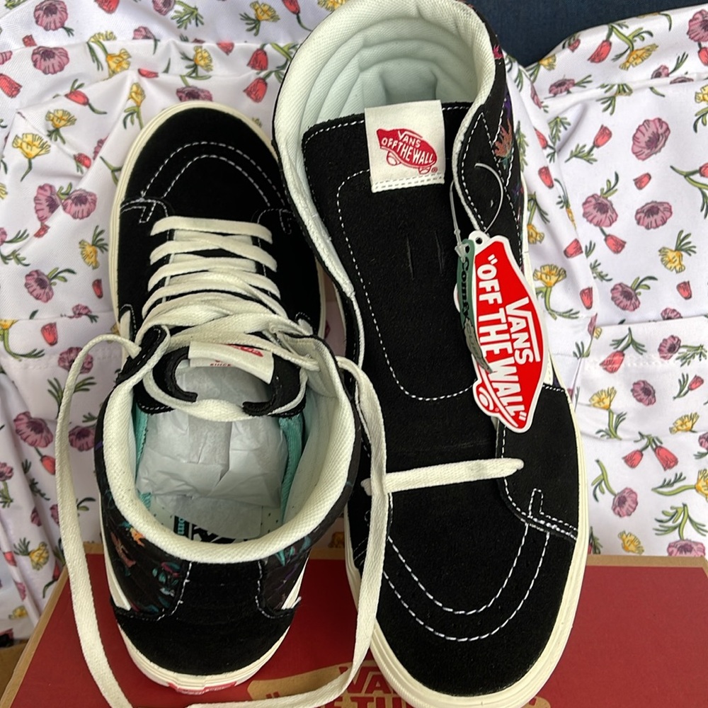 Vans • WMNS Comfycush Sks-
Fatal Floral Black
VN0AZTNOBLK
Sneakers - Picture 12 of 16